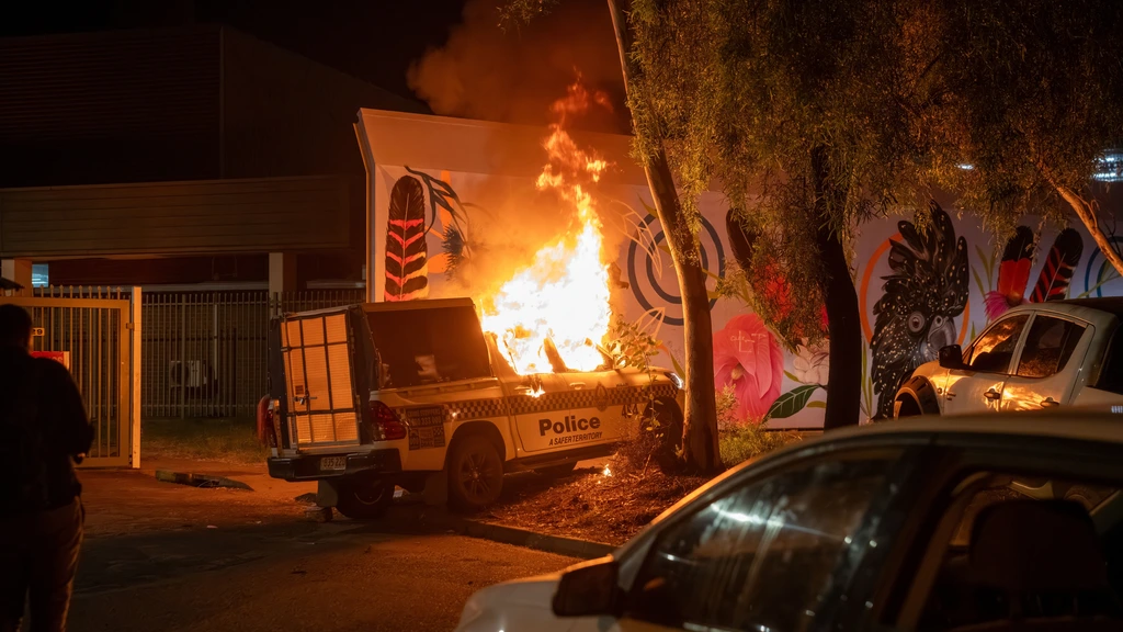 Foto: Rellen in Alice Springs na moord op kleuter, menigte eist verdachte op
