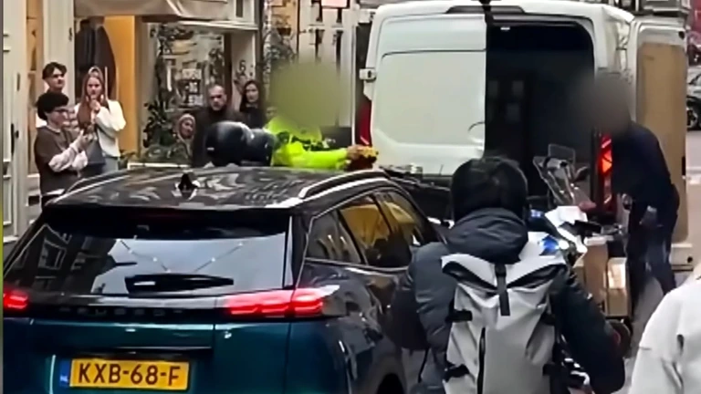 Beelden van hoe de pakketbezorger door politie getaserd wordt