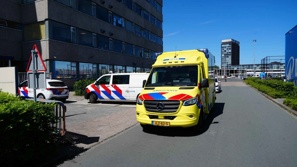 Foto: Man gewond bij steekincident Groningen, verdachte verzet zich bij arrestatie