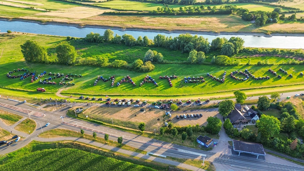 Foto: Boerenprotesten tegen stikstofplannen langs meerdere wegen in het land