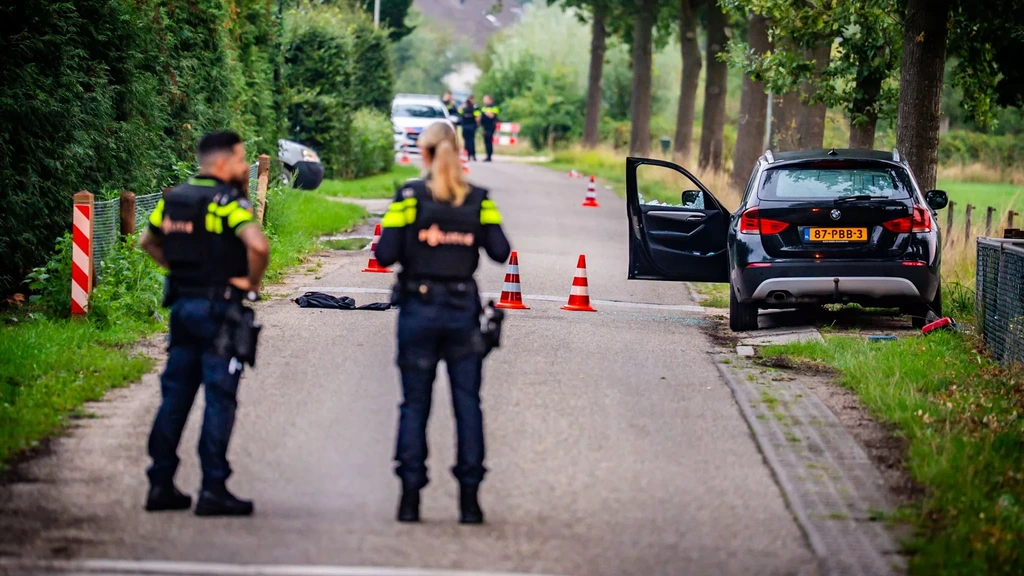 Dode bij schietpartij Overasselt, twee agenten gewond Dode bij schietpartij Overasselt, twee agenten gewond