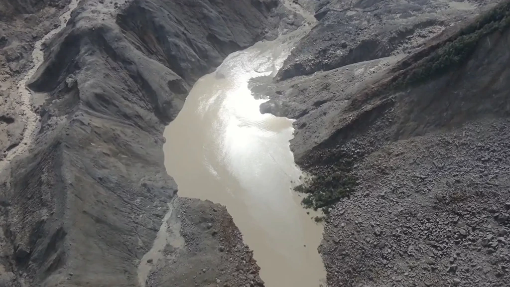 Net ontstaan meer Tibet stroomt over, waterpeil in Nepal stijgt snel
