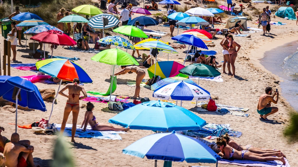 Foto: Geen parasols meer op strand op Sardinië, eiland spreekt er schande van