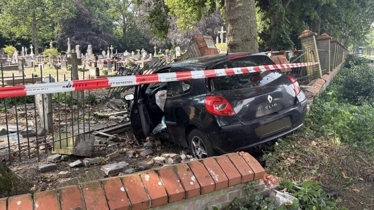 Auto belandt op kerkhof Gemert, vijf graven vernield