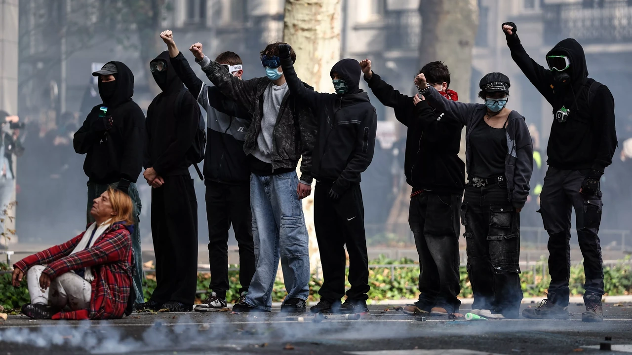 Avondklok in meerdere Franse steden, waaronder Parijs en Lyon, na weekend vol rellen Avondklok in meerdere Franse steden, waaronder Parijs en Lyon, na weekend vol rellen