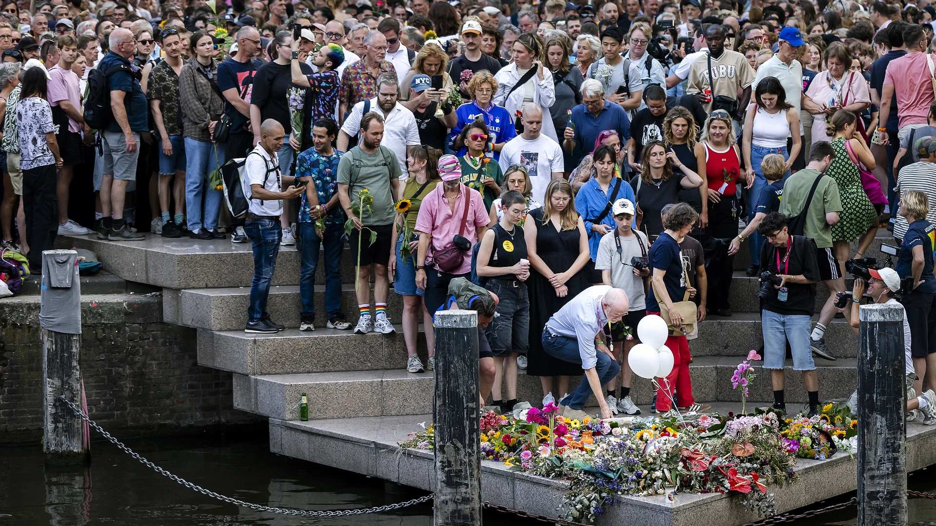 Aanslag Pride Berlijn herdacht in Amsterdam: 'Angst en haat houden ons niet tegen'