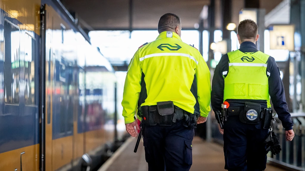 Foto: Eerste boa’s van NS vanaf vandaag op pad met wapenstok 