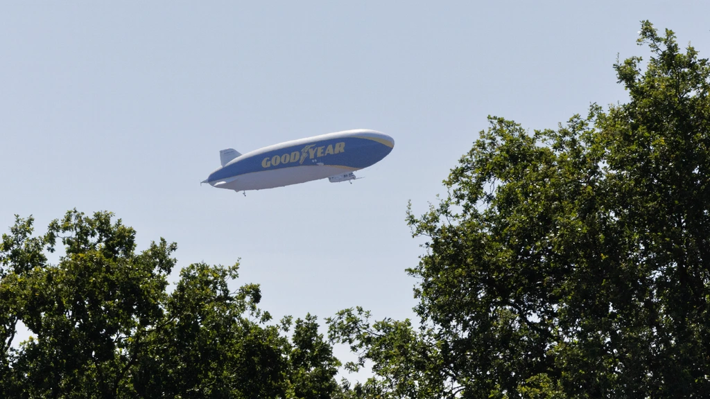 Hitte doet zeppelin die smog moest meten de das om