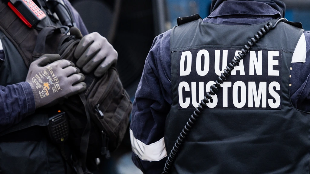 Douaniers mogen strafzaak over stelen informatie in vrijheid afwachten