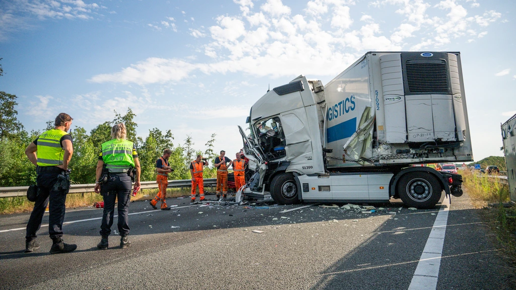 Foto: Dode en gewonden bij ongeval met drie vrachtwagens op A17 bij Moerdijk