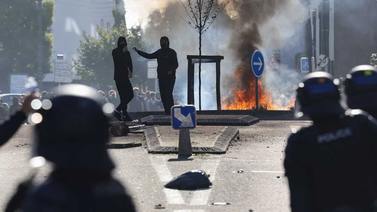 Studenten sluiten zich aan bij Franse scholierenprotesten, meer acties aangekondigd Studenten sluiten zich aan bij Franse scholierenprotesten, meer acties aangekondigd
