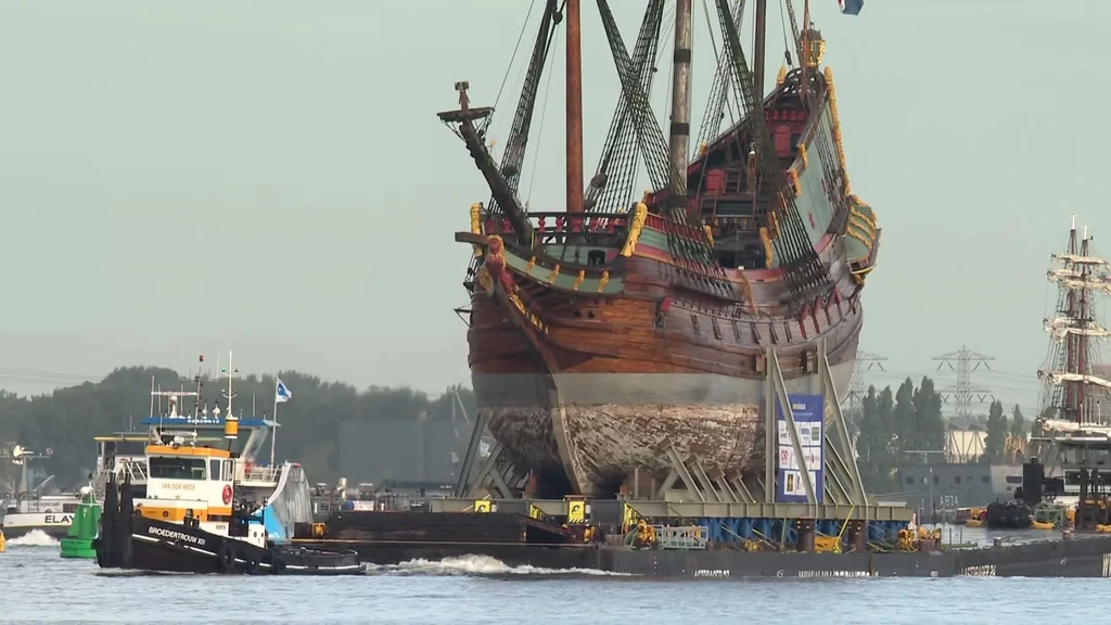Foto: Na bezoek aan Amsterdam wordt het schip de Batavia voorgoed op het droge gezet
