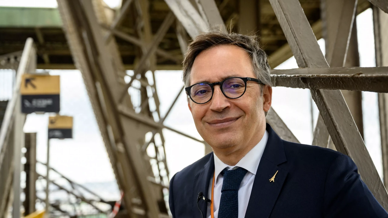Wegsturen vrouwelijk personeel kost directeur Eiffeltoren zijn baan Wegsturen vrouwelijk personeel kost directeur Eiffeltoren zijn baan