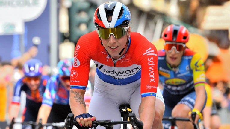 Wiebes mikt op eerste roze in de Giro, Vollering keert terug voor eindzege