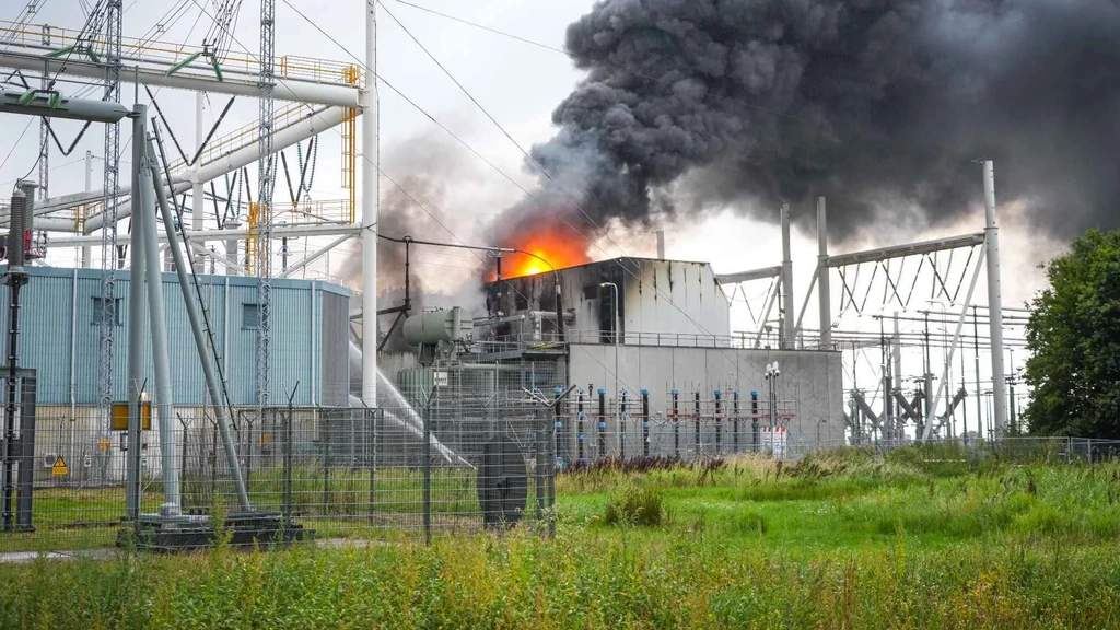 Foto: Brand hoogspanningsstation in Groningen houdt nog dagen aan