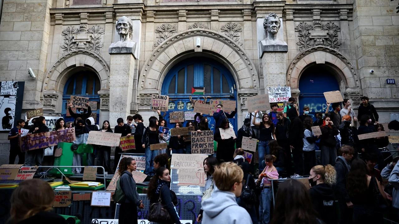 Demonstranten voor een school in Parijs