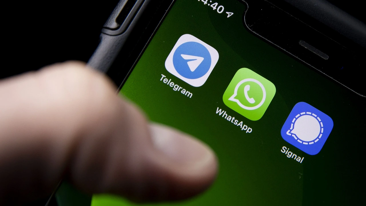 Inlichtingendiensten: Russische hackers dringen WhatsApp en Signal van ambtenaren binnen