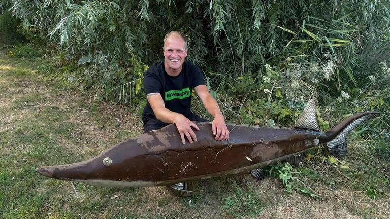Magneetvisser haalt enorme ijzeren vis uit vijver, blijkt gestolen kunstwerk