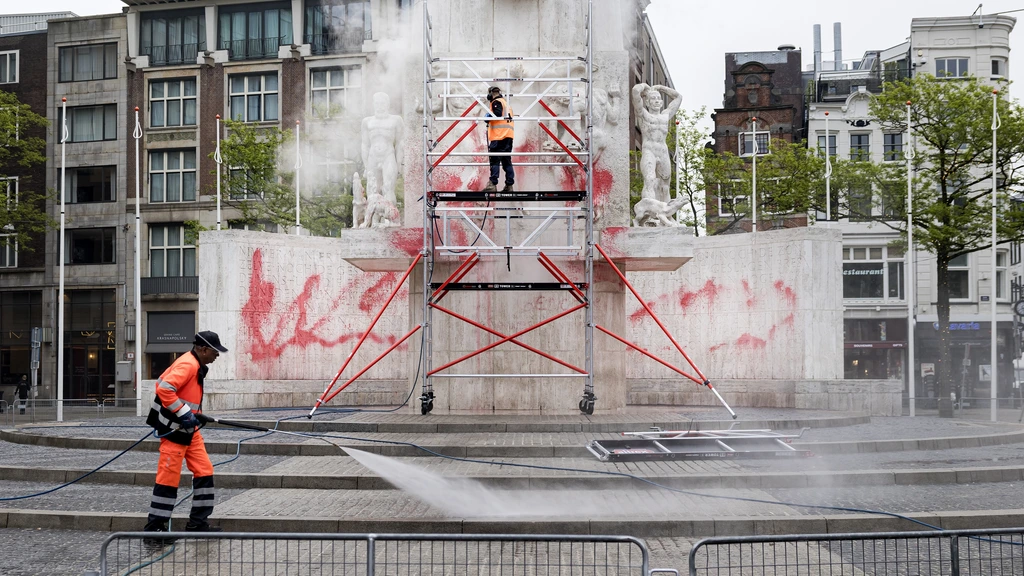 Foto: Nationaal Monument op de Dam beklad met rode verf op dag van Dodenherdenking