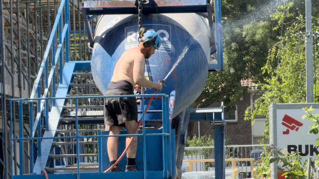 Pauzes, water en goede planning, hoe werkend Nederland zich door de hitte sleept