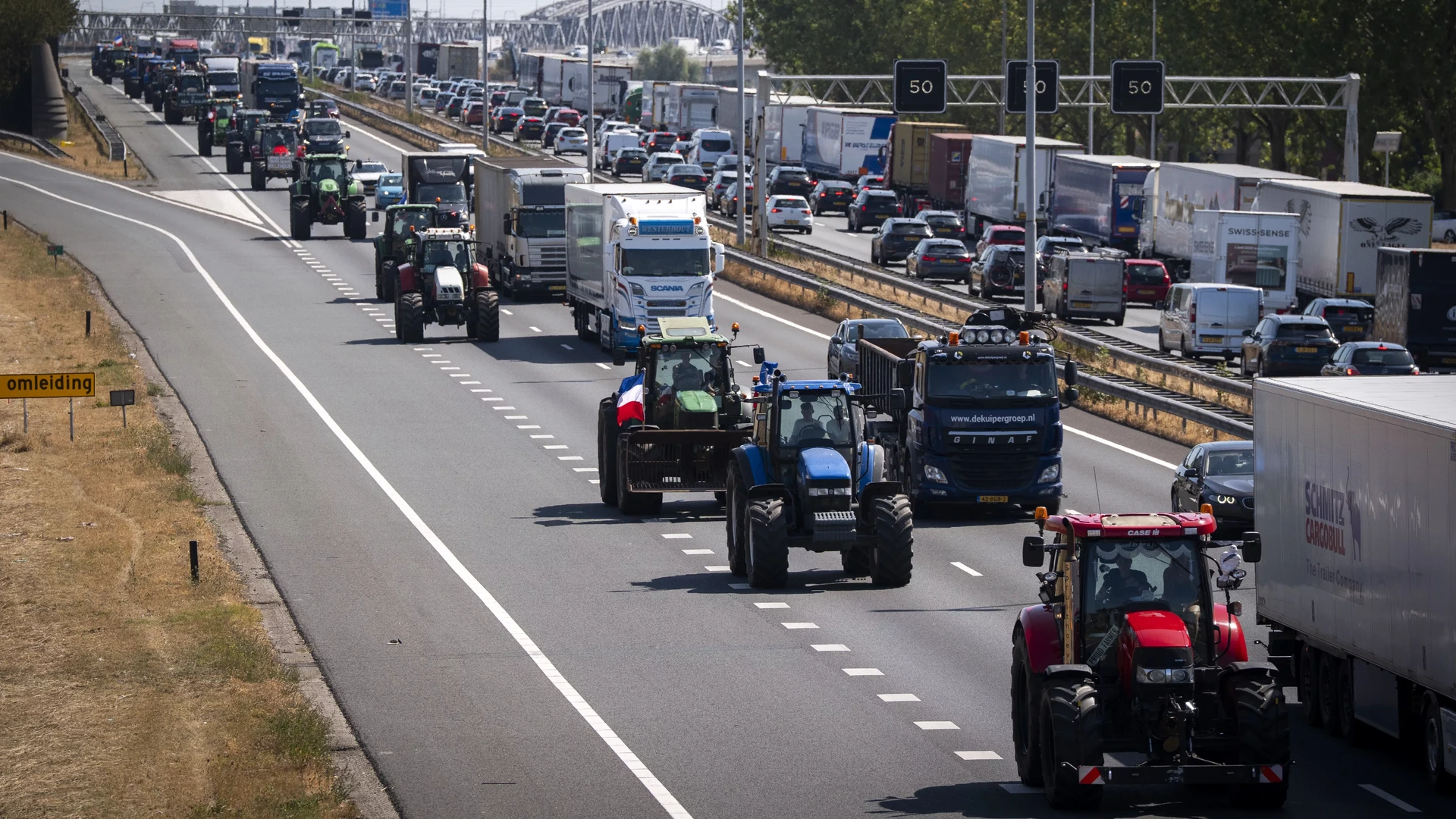 Met tractor op snelweg rijden blijft niet onbestraft, zegt OM 