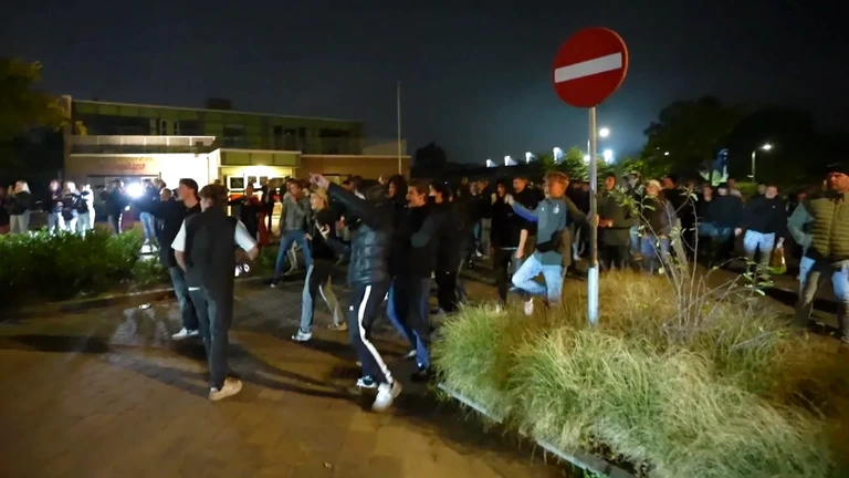 Groep jongeren relt bij anti-azc-protest in Kesteren
