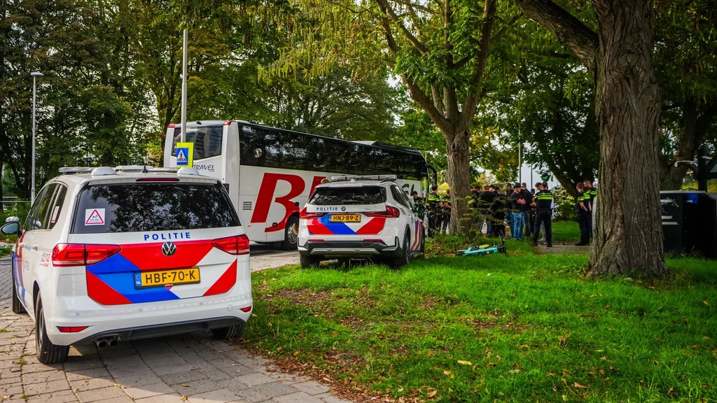 Foto: Tientallen voetbalsupporters met elkaar op de vuist in Eindhoven