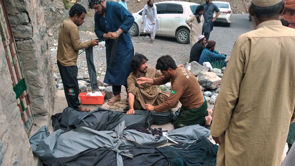 Passagiersbus stort in ravijn in Pakistan, 40 doden