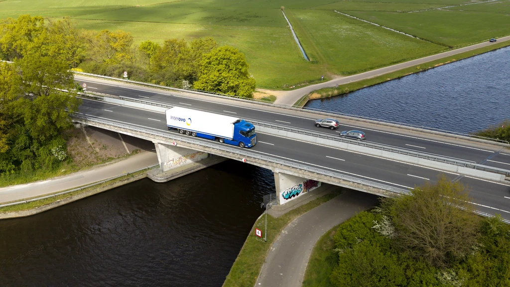 Foto: Brug A28 bij Nijkerk 'uit voorzorg' aan beide kanten dicht, verkeer omgeleid