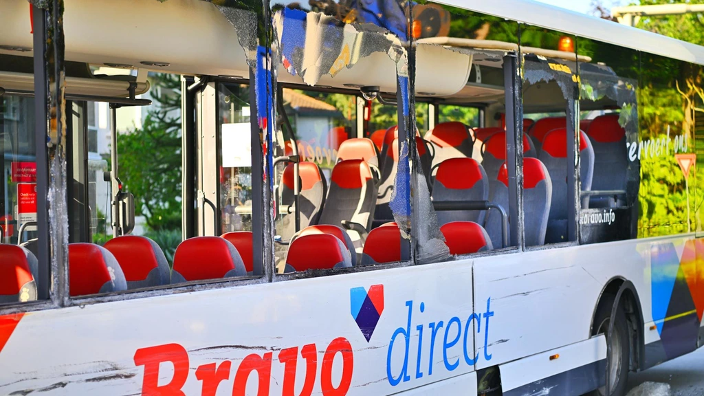 Foto: Zeven gewonden bij botsing tussen stadsbus en vrachtwagen in Waalre