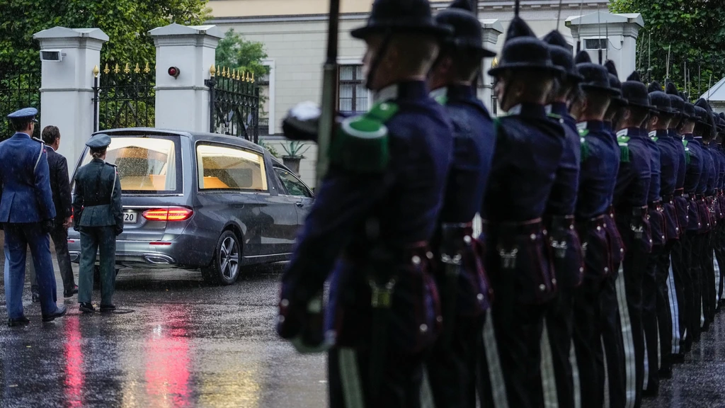 Koning Haakon VIII legt dinsdag eed af, kist met zijn vader aangekomen bij paleis