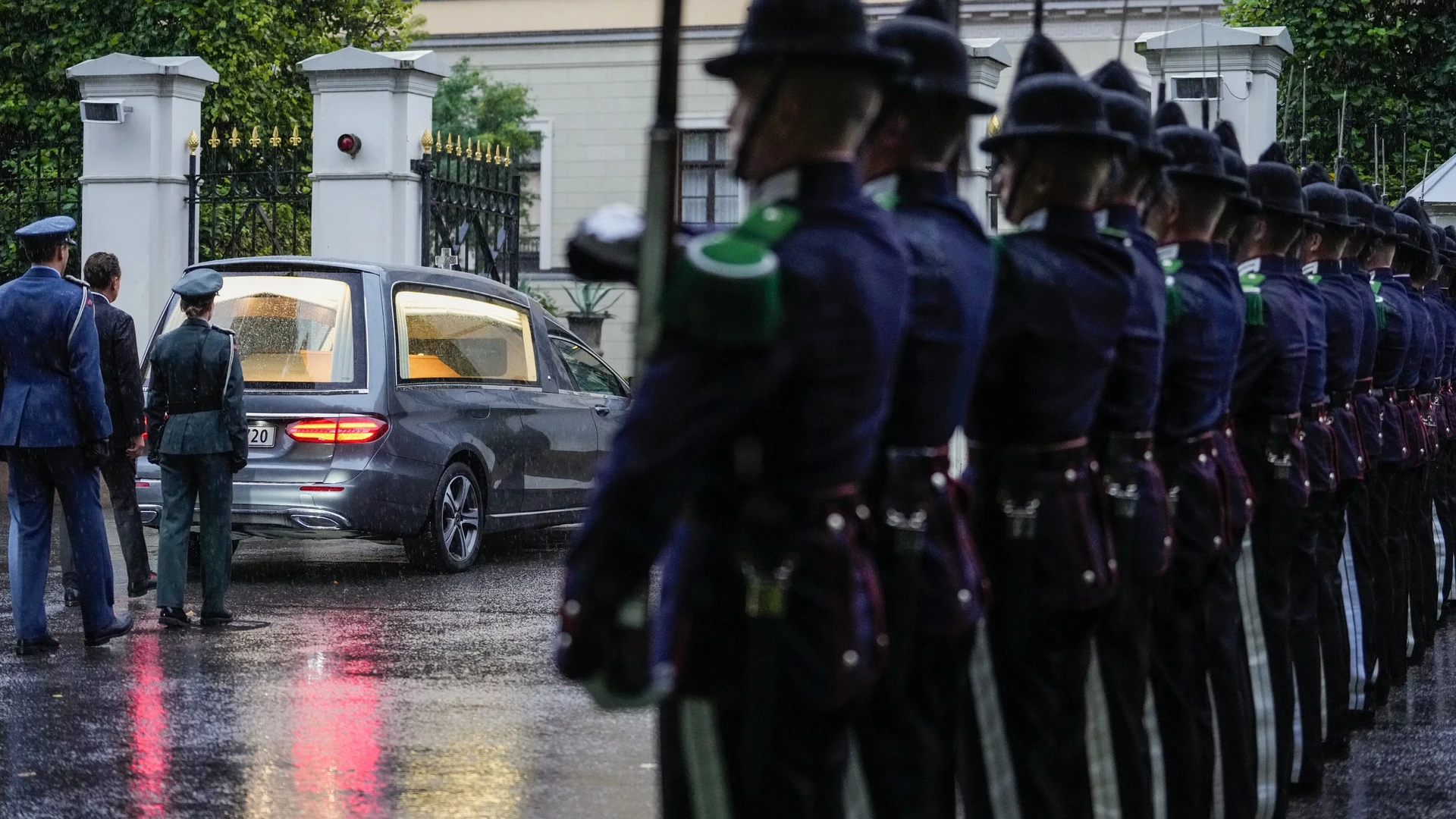 Koning Haakon VIII legt dinsdag eed af, kist met zijn vader aangekomen bij paleis