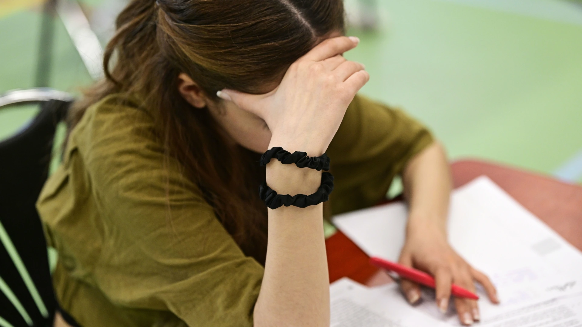 Uitslag eindexamens van 65.000 vmbo-leerlingen is dag vertraagd 