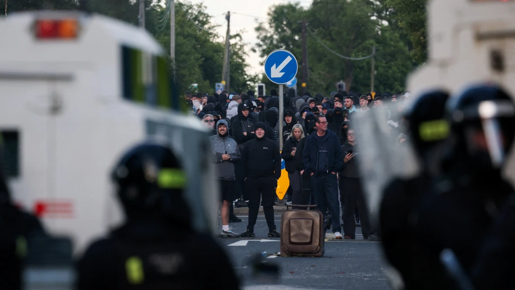 Opnieuw onrust bij Belfast: politie zet waterkanon in tegen relschoppers