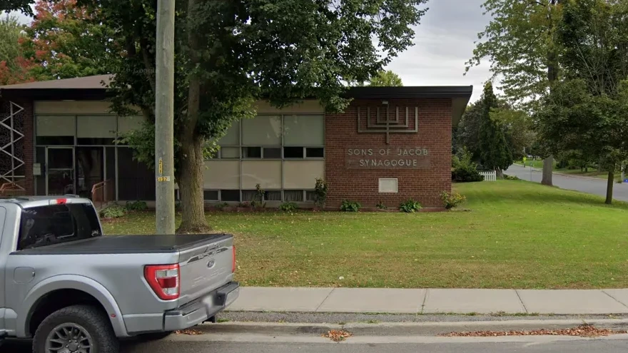 Politieagent en schutter gewond bij aanval op synagoge in Canada Politieagent en schutter gewond bij aanval op synagoge in Canada