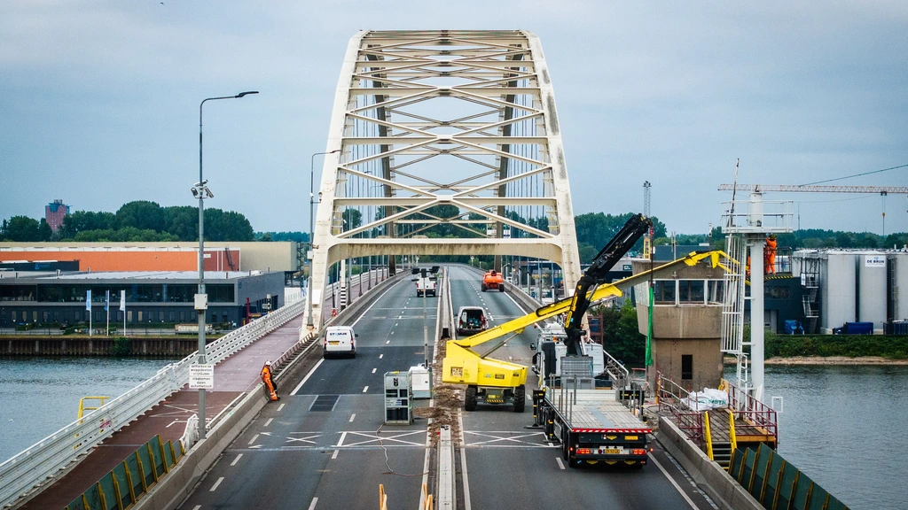 Wegen, bruggen en viaducten aan vervanging toe; zomer vol files en sluipverkeer