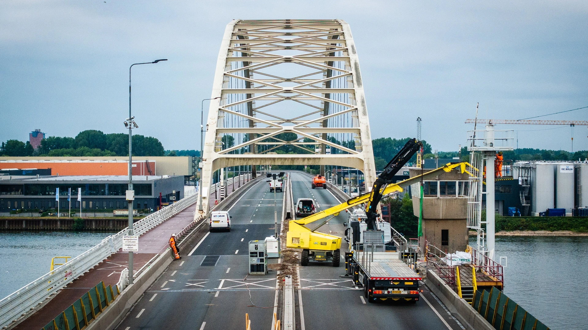 Wegen, bruggen en viaducten aan vervanging toe; zomer vol files en sluipverkeer