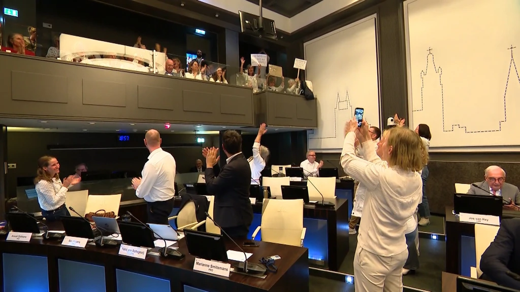 Foto: Volledig mannelijk college Roermond geïnstalleerd, onder protest van vrouwen
